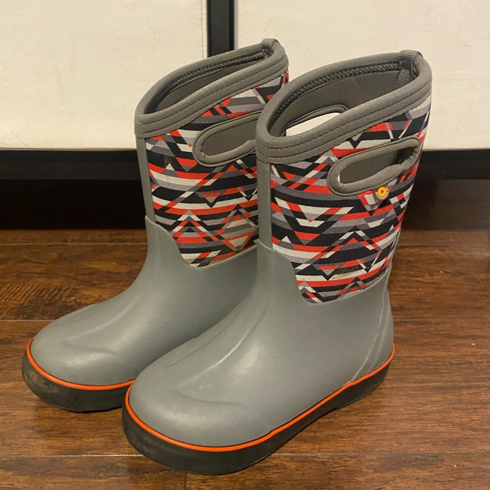 Boys BOGS size 2 New